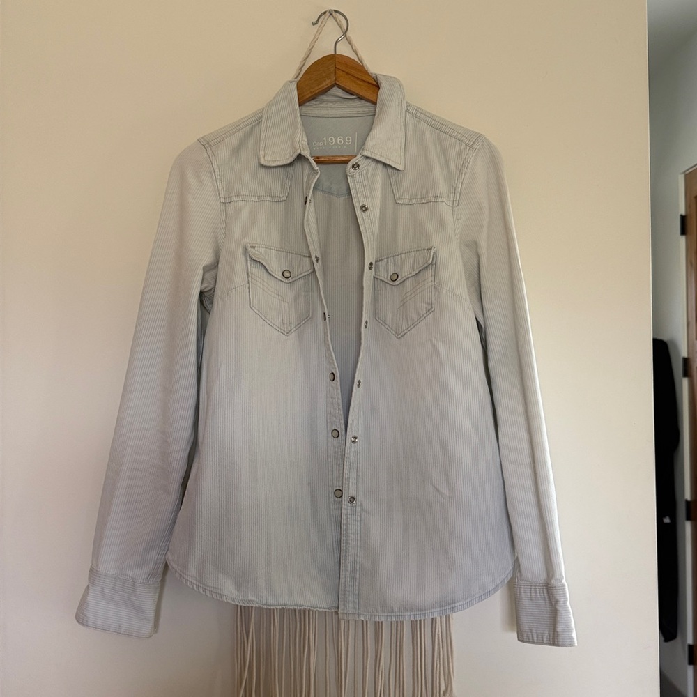 Gap 1969 Western Style Denim Snap Shirt // Light Chambray/White / Size M